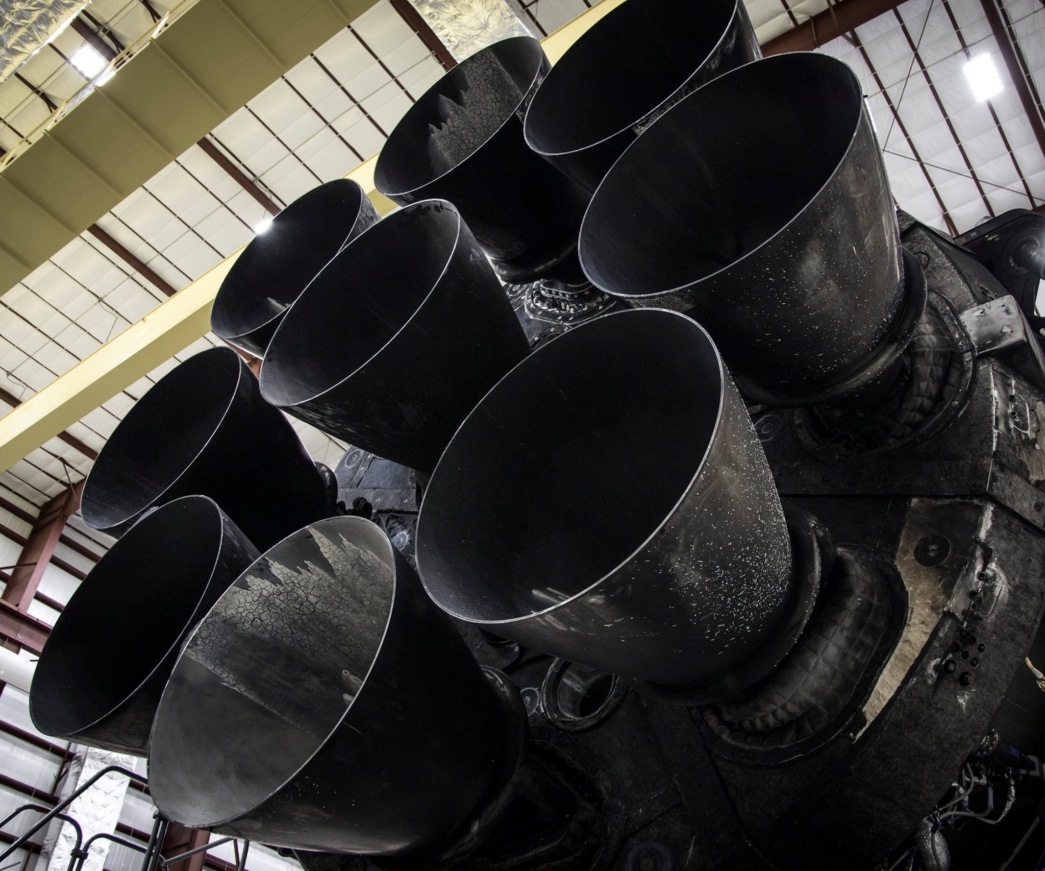 Un insolito spettacolo ci ha fatto rimanere a bocca aperta lo scorso 6 febbraio: i sei boom sonici prodotti dal rientro a terra dei booster del Falcon Heavy 