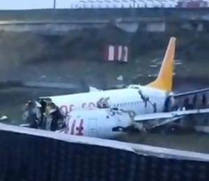 Aereo a Istanbul finisce fuori pista durante l'atterraggio