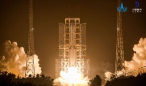 Il vettore Long March 5 cinese in fase di lancio del satellite Chang’e 5. Crediti: China National Space Administration