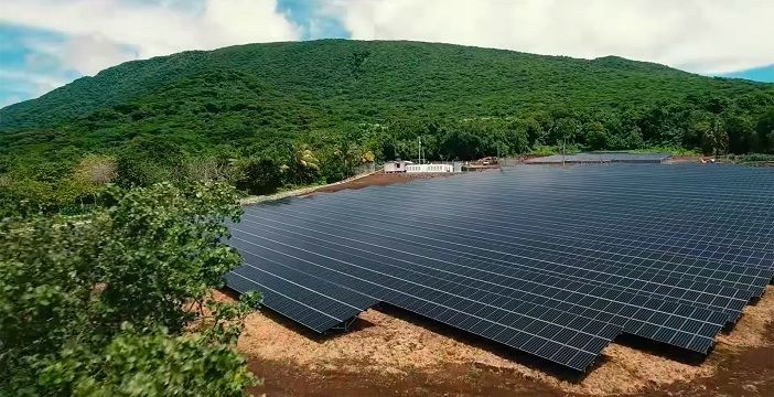 L’impianto di 5328 pannelli fotovoltaici che alimenta un’isola delle Samoe Americane con 1,4 Mega Watt. Crediti: SolarCity.