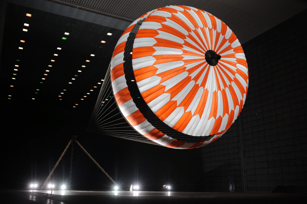 Il paracadute di Perseverance durante una fase di testing. Crediti: NASA/JPL