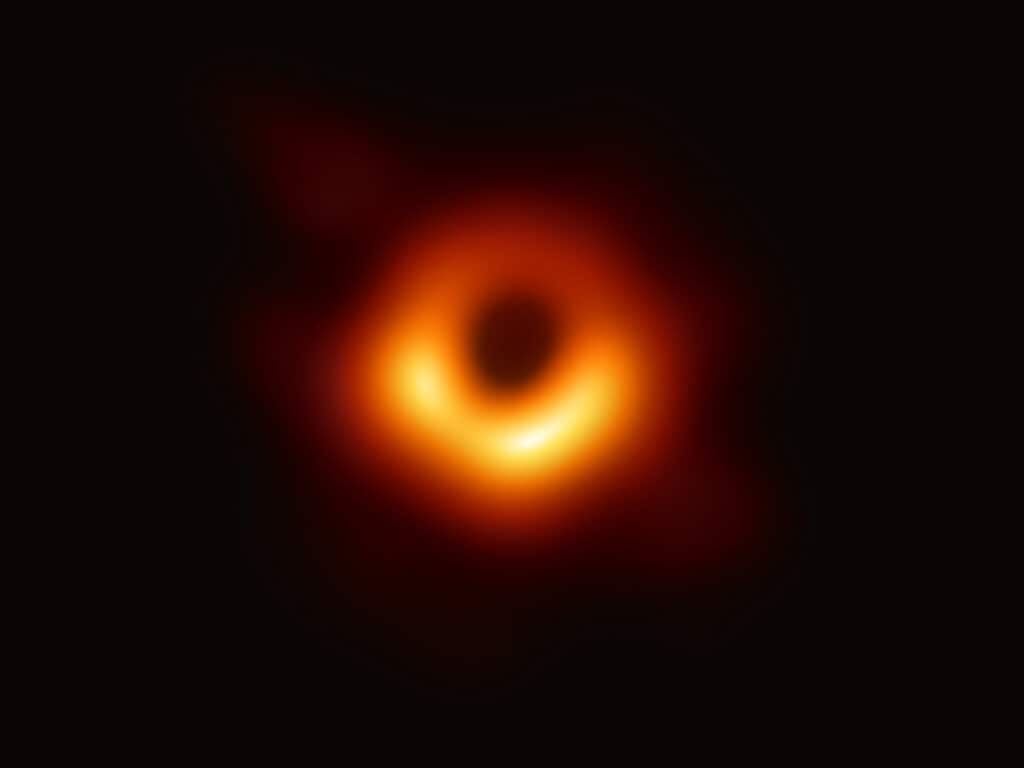 Arrivano nuove notevoli immagini del buco nero M87*. Il buco nero e il campo magnetico definito dalla polarizzazione della luce.