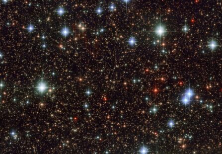 Perché le stelle brillano nel cielo: il viaggio della luce attraverso l’Universo