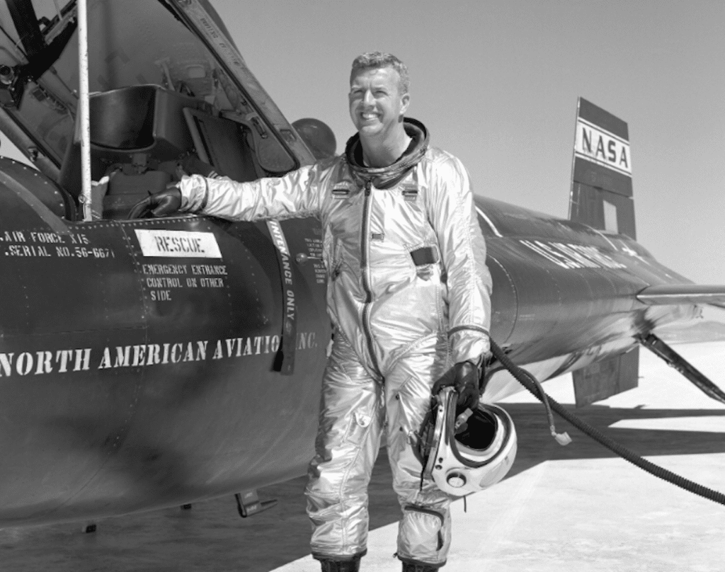 Joseph Walker di fianco al North American X-15 su cui ha volato per ben 25 volte. E' lui il primo uomo a raggiungere lo spazio per 2 volte consecutive. Crediti: NASA.