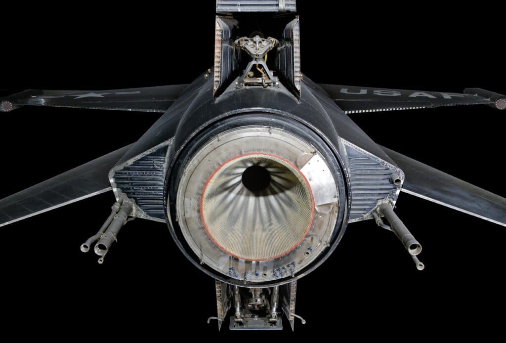 Vista posteriore del North American X-15, è possibile osservare in dettaglio l'ugello di uscita del Reaction Motor X-99, gli scarichi di uscita per le operazioni di jettison del propellente, la particolare geometria della trave di coda. Crediti: Smithsonian NASM.