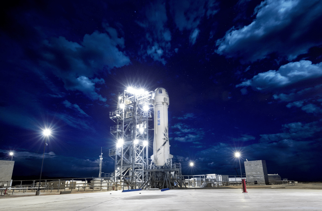 La New Shepard pronta sulla piattaforma di lancio per un test del 2018. Crediti: Blue Origin.