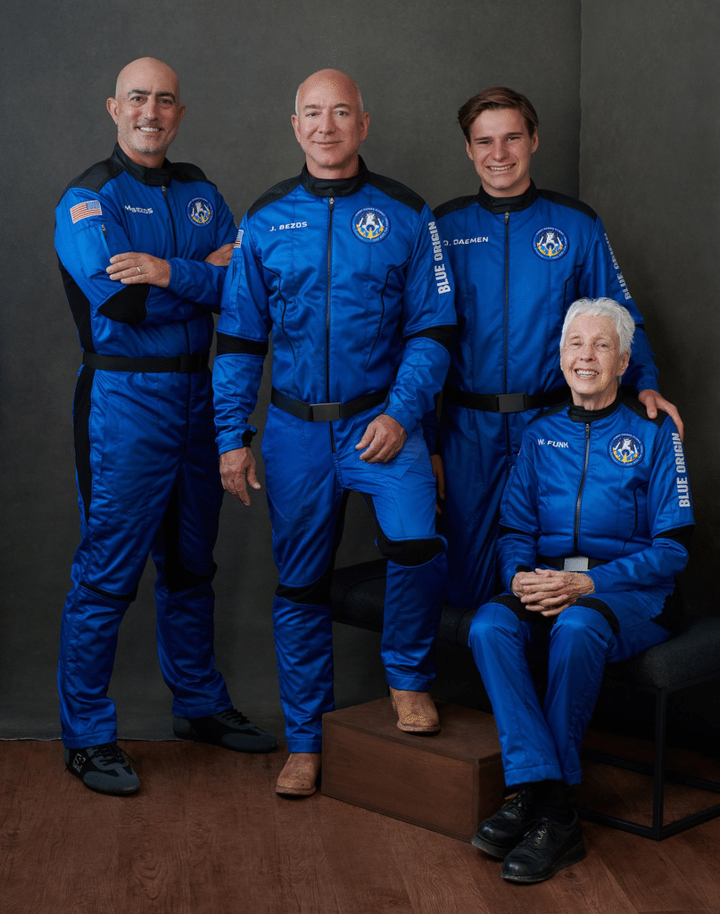 L'equipaggio del lancio mediante New Shepard di Blue Origin. Da sinistra a destra: Mark e Jeff Bezos, il 18enne Oliver Daemen, l'aviatrice Wally Funk. Crediti: Blue Origin.