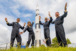 L'equipaggio della missione Inspiration4 di SpaceX in visita allo Space Camp in Alabama. Il lancio sarà documentato da Netflix. Crediti: Inspiration4 / John Kraus.