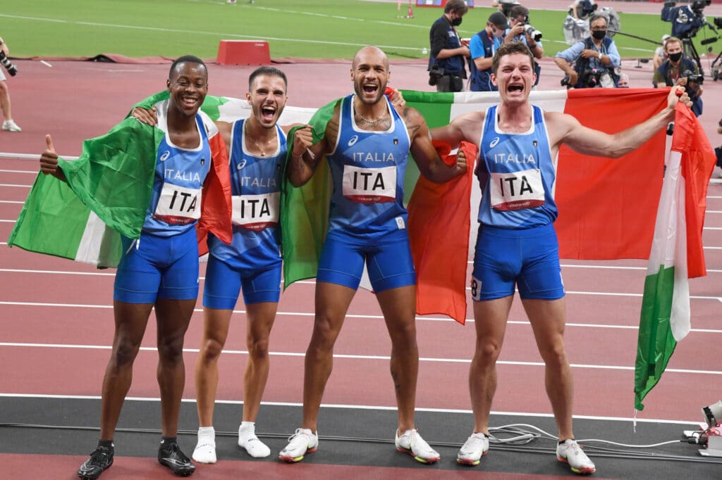 I quattro corridori italiani festeggiano l'oro Olimpico a Tokyo 2020. Crediti: Alfredo Falcone - LaPresse