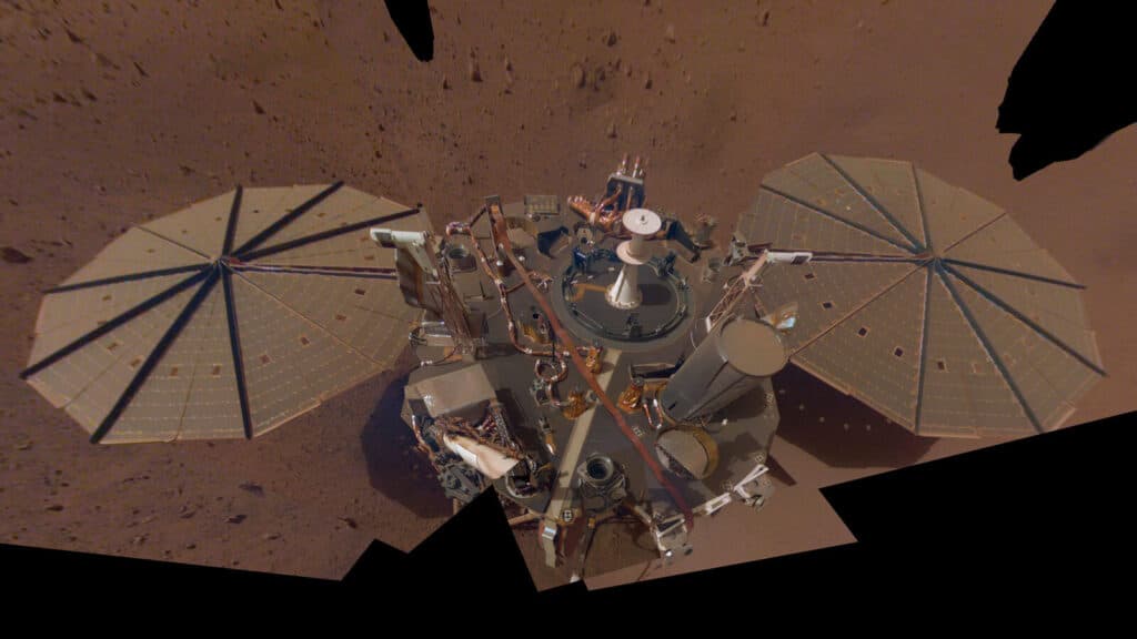 Il selfie del lander InSight, ricostruzione a partire da 14 immagini scattate dal robot (Instrument Deployment Camera posizionata sul braccio robotico) durante sol 106 e 133. Il rover InSight ha rilevato 3 terremoti su Marte tra agosto e settembre 2021. Credit: NASA/JPL-Caltech.