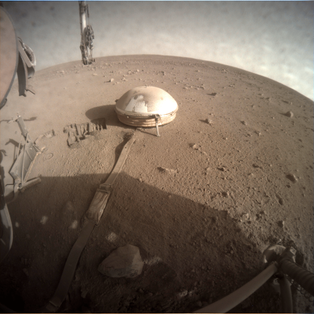 Immagine grezza catturata da InSight (mediante Instrument Context Camera) che mostra l'area in vicinanza al rover. Foto realizzate durante il sol 1003, ovvero lo scorso 22 settembre 2021. Crediti: NASA/JPL-Caltech