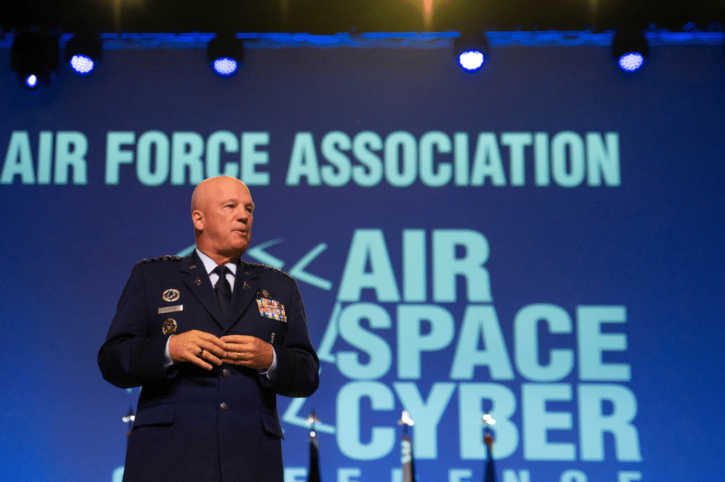 Discorso del generale Raymond durante la Conferenza della Air Force Association's Air, Space & Cyber. Crediti: Space Force / Tech. Sgt. Areca T. Wilson.