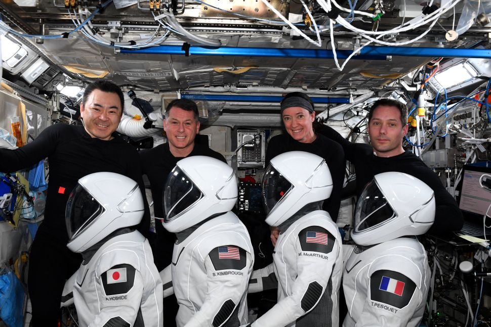 Equipaggio Crew-2 in posa in vista della fine della missione a bordo della ISS. Crediti: Thomas Pesquet - ESA.