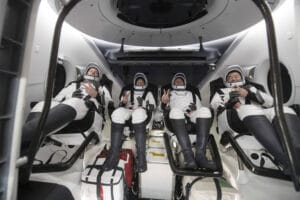Equipaggio della Crew-2 ripreso nella capsula Endeavour dopo l'atterraggio. Crediti: Aubrey Gemignani / NASA