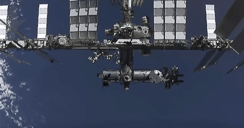 Vista della ISS dalla capsula Endeavour subito dopo l'undocking. Crediti: NASA TV.