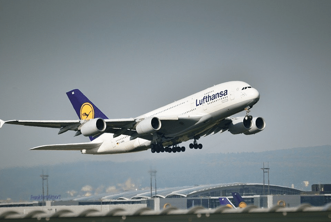 Aeroplano della compagnia Lufthansa, tra le prime aziende mostratasi interessata a investire sulla produzione green di carburante. 
