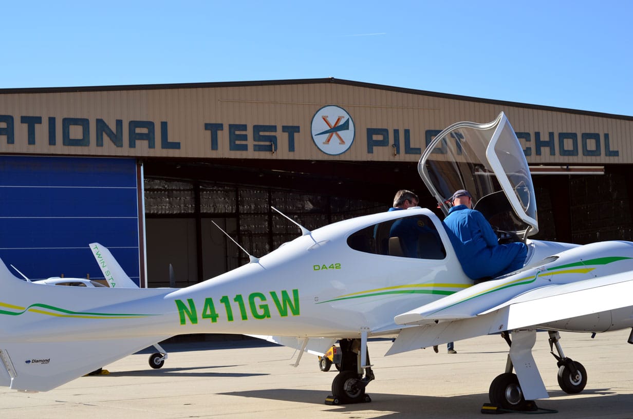 Il velivolo bimotore Diamond DA-42 ”Twin Star” durante un test di volo al NTPS. Crediti: National Test Pilot School