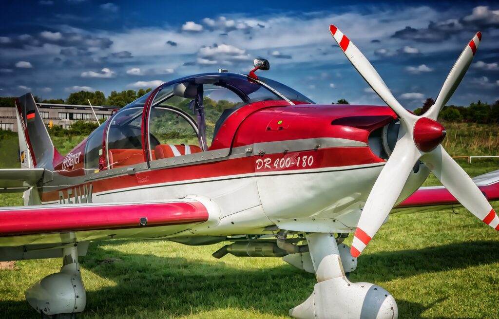 Gary Friedman ha pilotato il suo aereo elettrico compiendo un volo da record sulle acque della Nuova Zelanda.
