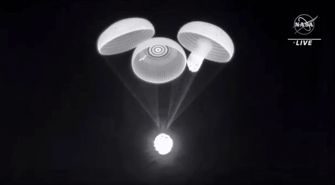Le immagini del rientro della Crew-2 mostrate da NASA TV rivelano il ritardo nell'apertura di uno dei quattro paracadute della capsula (Credits: NASA)