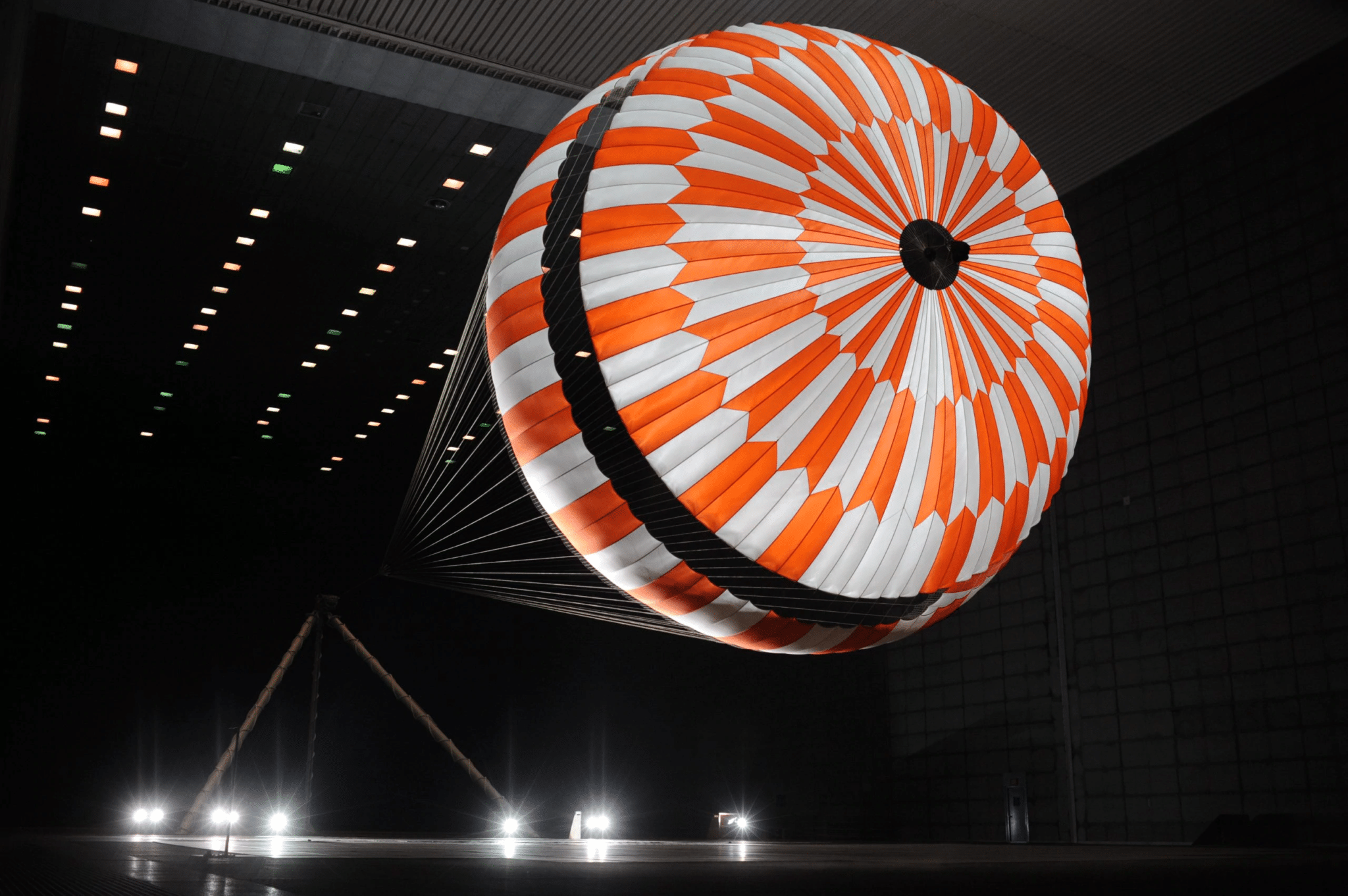 Immagine di un iconico paracadute NASA, quello di Perseverance. Crediti: NASA.