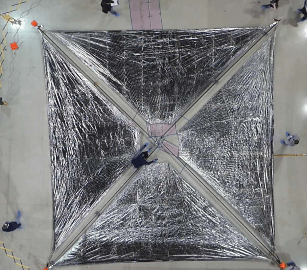 Vele solari Langley Research Center della NASA testano l'implementazione della vela solare dell'Advanced Composite Solar Sail System. La vela solare spiegata è di circa 30 piedi (circa 9 metri) di lato, Credits Nasa