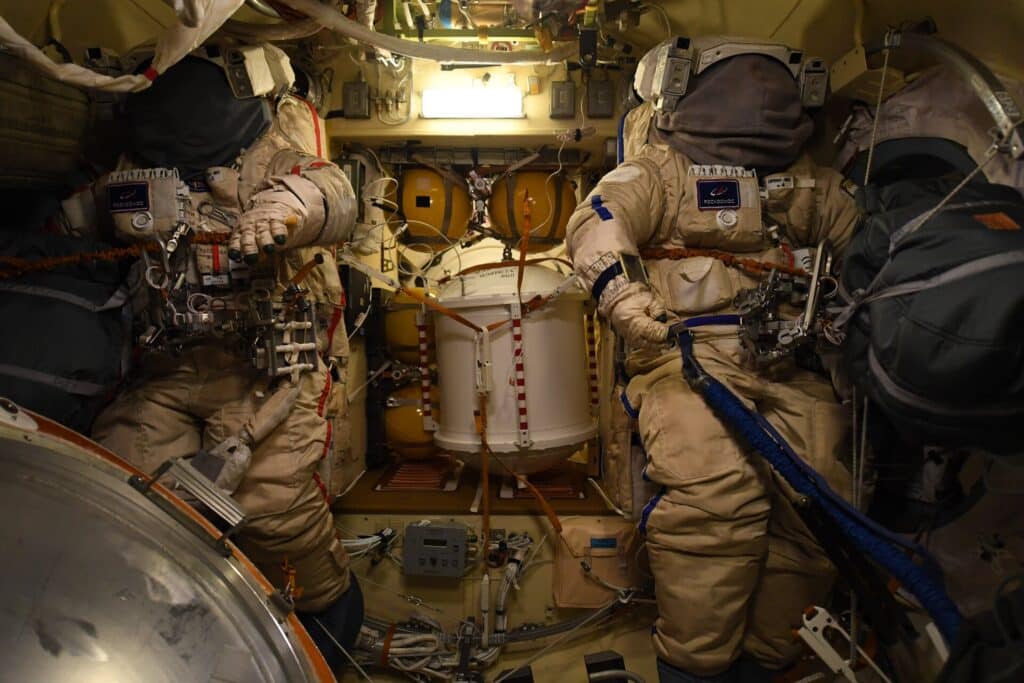 Dopo sette ore e sei minuti nello spazio aperto, si è conclusa con successo la prima passeggiata spaziale di Samantha Cristoforetti.
