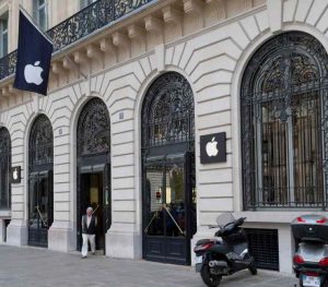 L'ingresso dell'Apple Store di Parigi