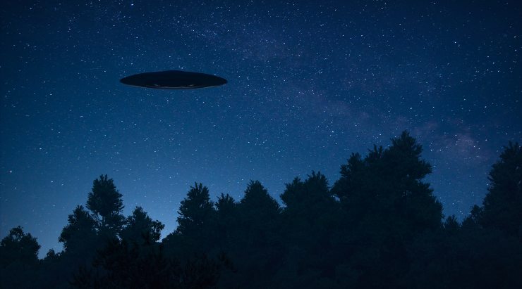 UFO nel cielo notturno