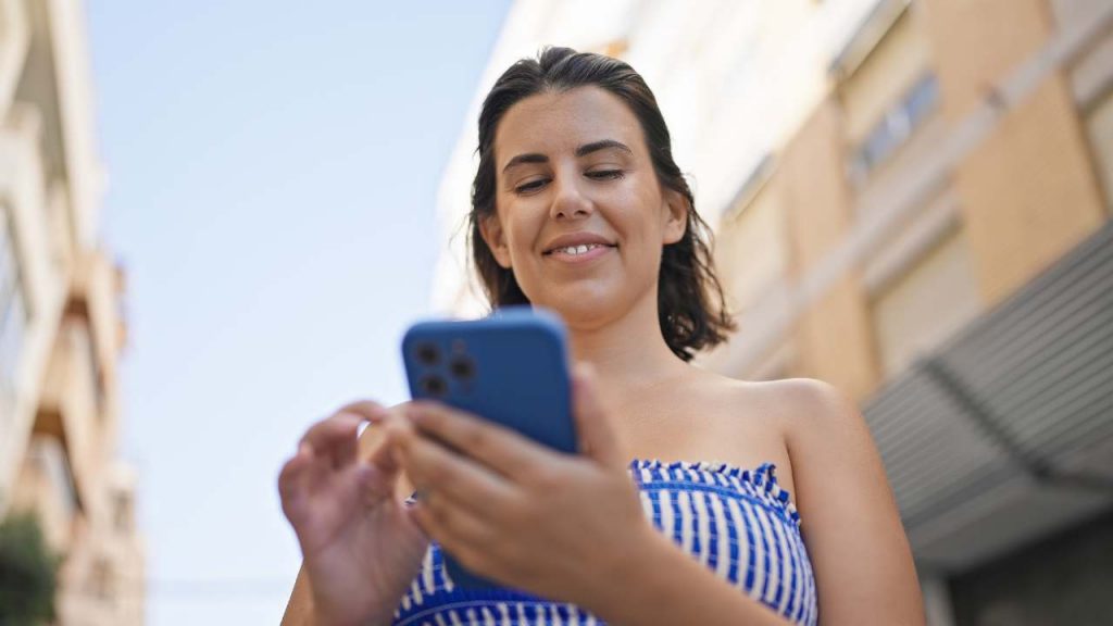 Donna con il telefono in mano