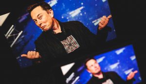 Elon Musk con un'espressione bufa