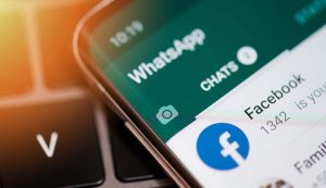 Uno smartphone con la chat di WhatsApp aperta