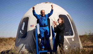 Ed Dwight, la persona più anziana ad andare nello spazio mentre esce della capsula spaziale di Blue Origin