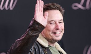 Elon Musk che saluta durante un evento