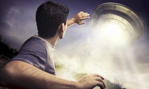 Rappresentazione artistica di un uomo che scappa da un UFO