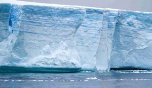 Un scogliera di ghiaccio sul mare