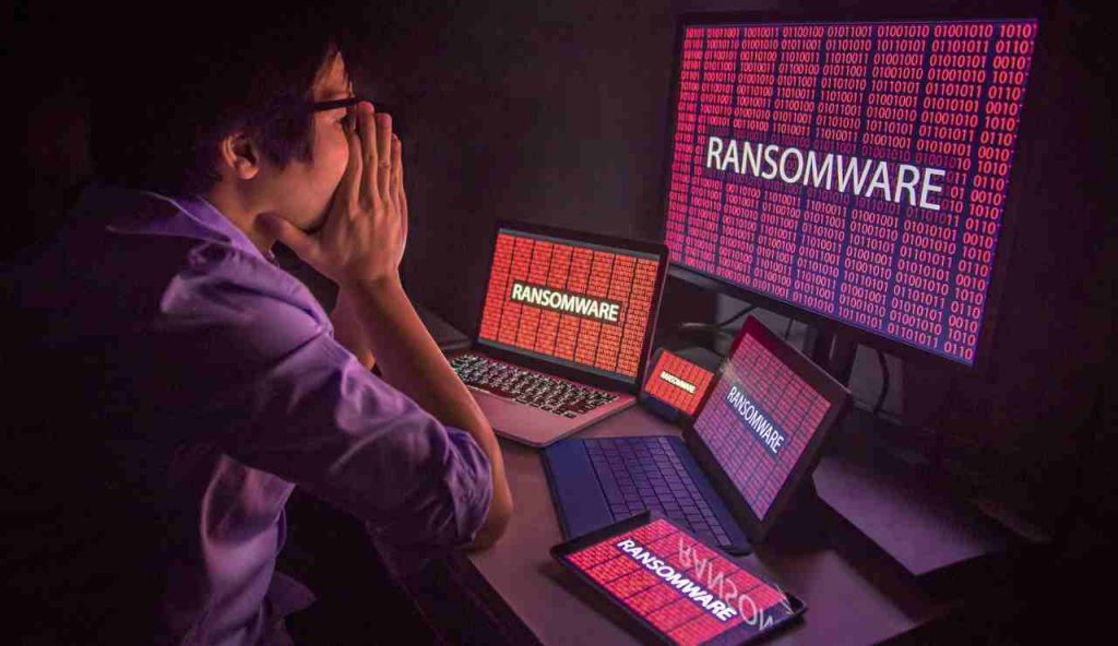 Un ragazzo davanti a un computer infestato da ransomware