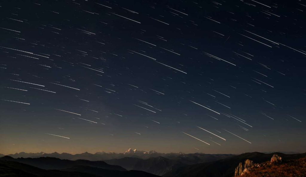 Cielo stellato con molte stelle cadenti