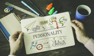 Libro tenuto da una persona con scritto personalità su una scrivania