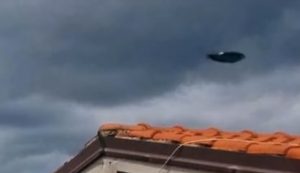 Un UFO sopra una casa nei cieli della Campania