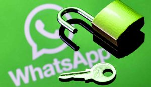 Un lucchetto e una chiave con in sottofondo il logo di WhatsApp