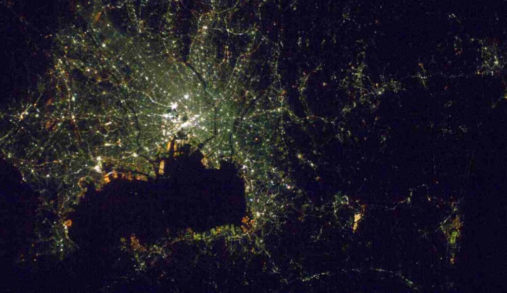 Città di Tokyo, Giappone, vista dall'alto, di notte