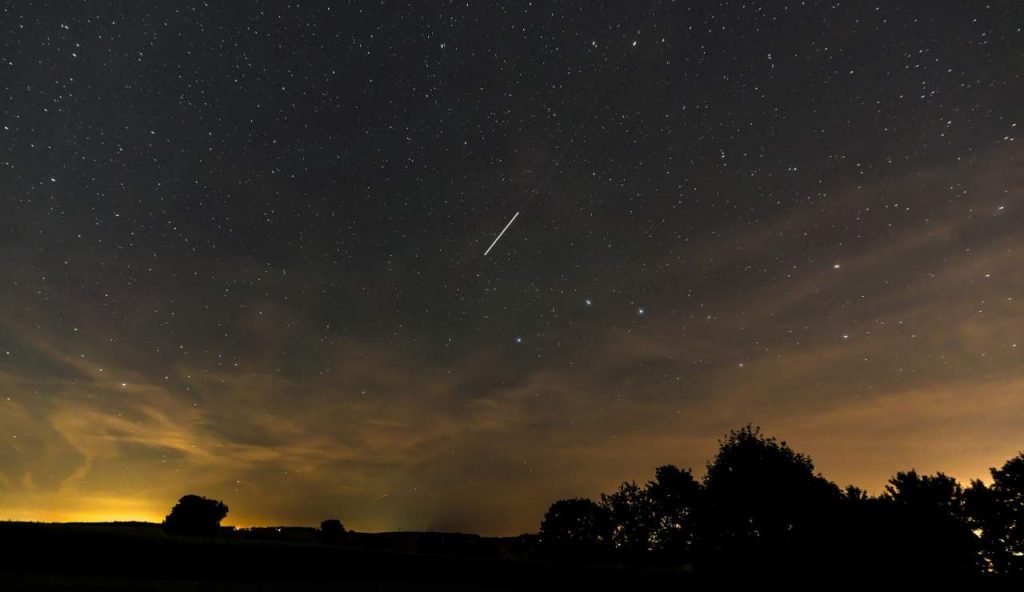 La straordinaria bellezza della stagione estiva rende i cieli ricchi di meraviglia