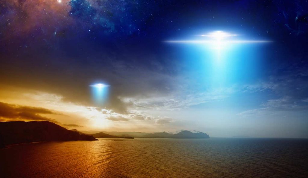 Rappresentazione di due UFO nel cielo