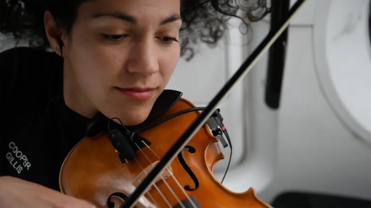 sarah gillis violino nello spazio