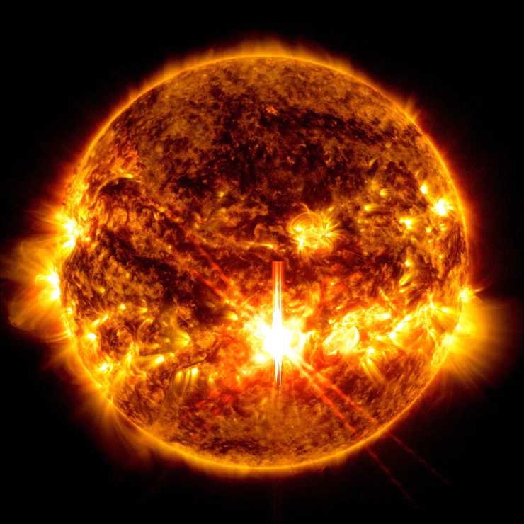 Brillamento solare visibile come il lampo luminoso al centro, il 3 ottobre 2024 (NASA)