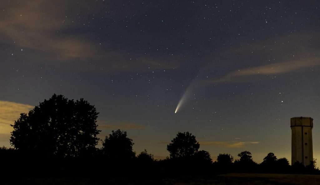 cometa nel cielo notturno