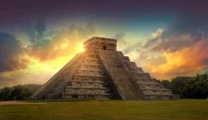 Piramide Maya al tramonto (Depositphotos)