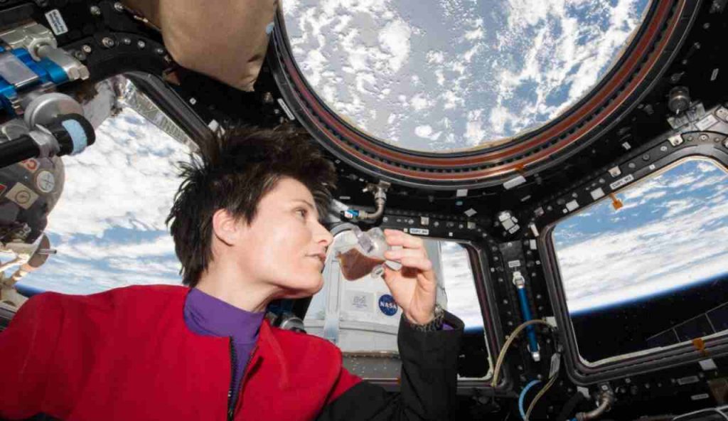 Samantha Cristoforetti sorsegga il caffé sulla ISS (NASA foto)