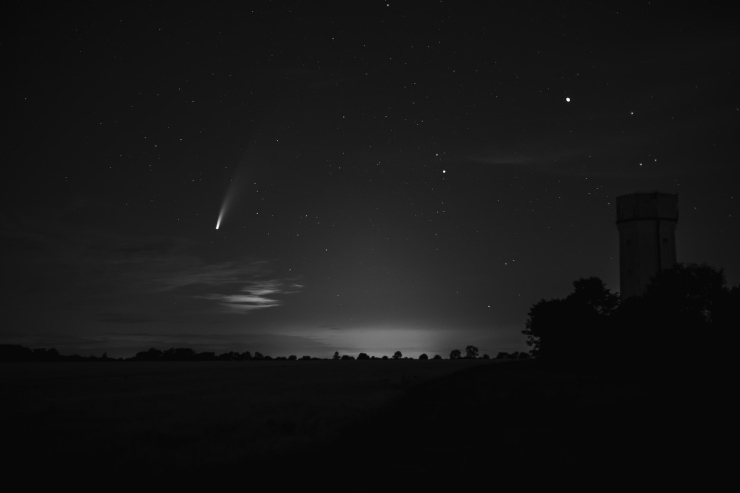 Una cometa di notte ed un castello (Pixabay)