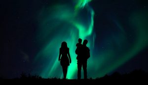 Una famiglia e l'aurora boreale (Pixabay)